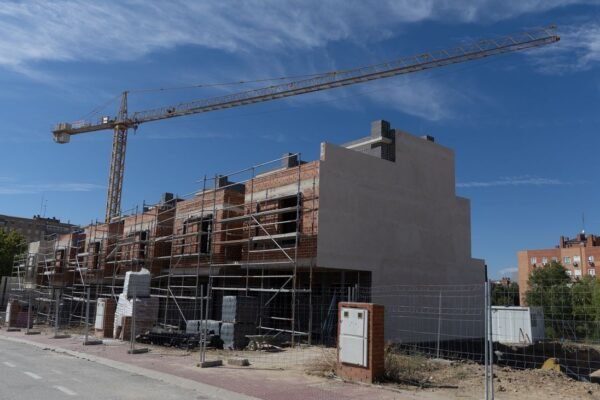 Torrejón rescinde contrato para construir 150 viviendas de alquiler Pisos en construcción