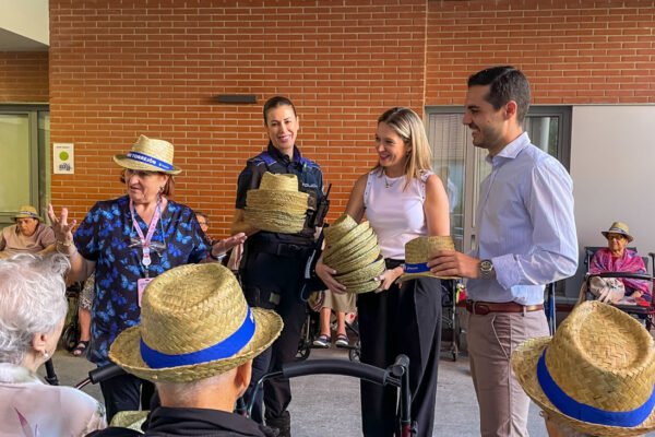 El alcalde de Torrejón reparte sombreros de paja a los mayores del municipio