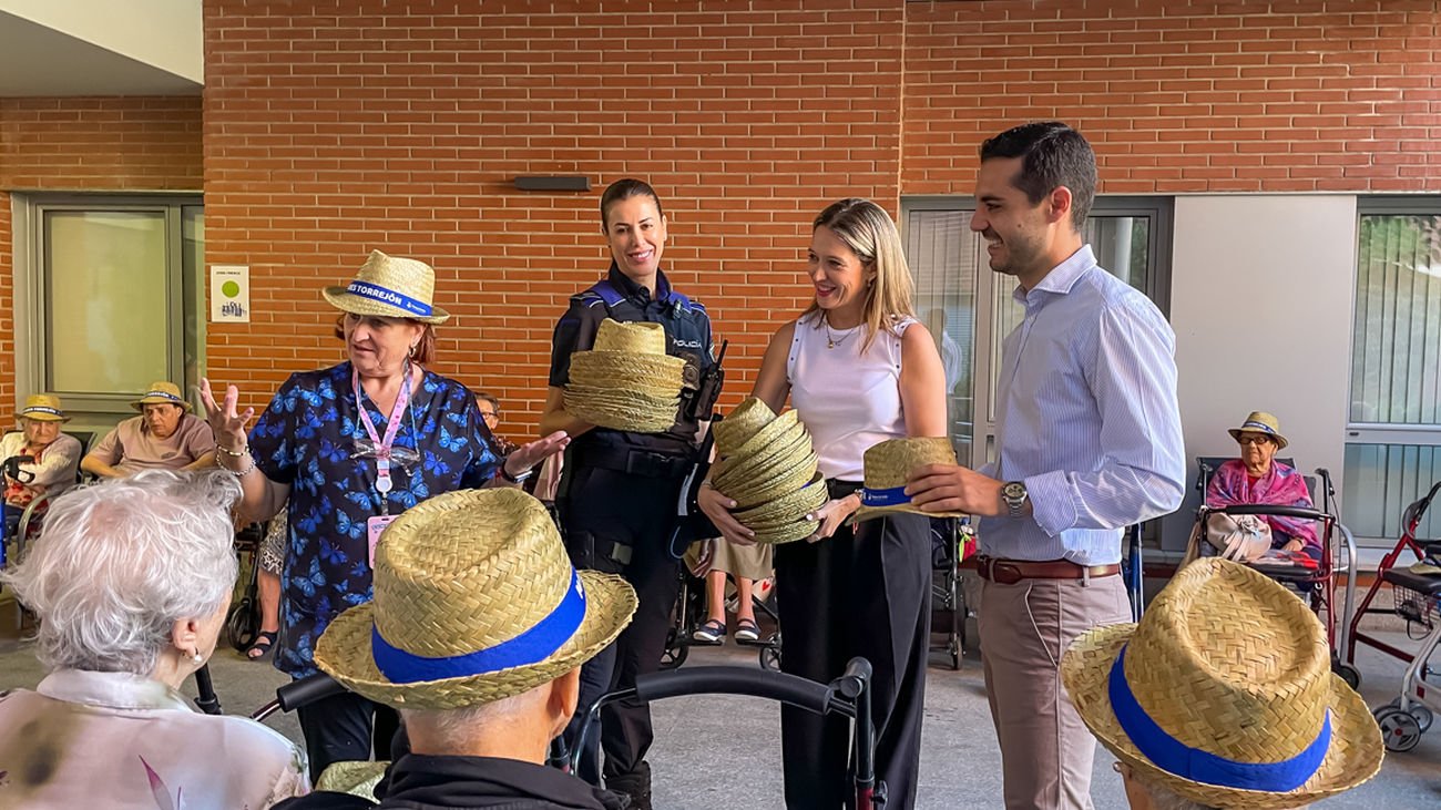 El alcalde de Torrejón reparte sombreros de paja a los mayores del municipio