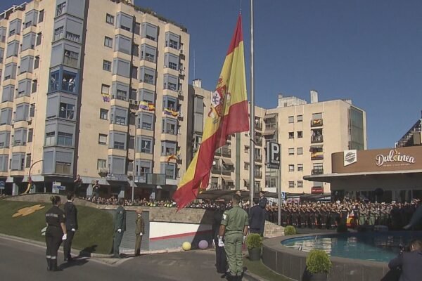 Homenaje a la bandera española en Torrejón de Ardoz con desfile aéreo y terrestre