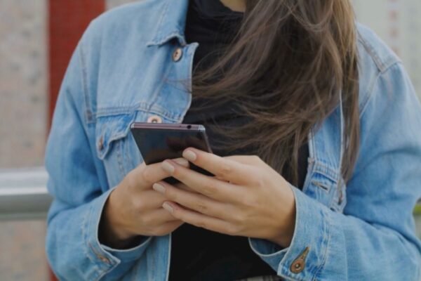 Joven mirando el móvil