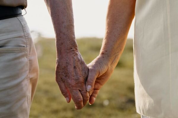 Una pareja cogida de la mano
