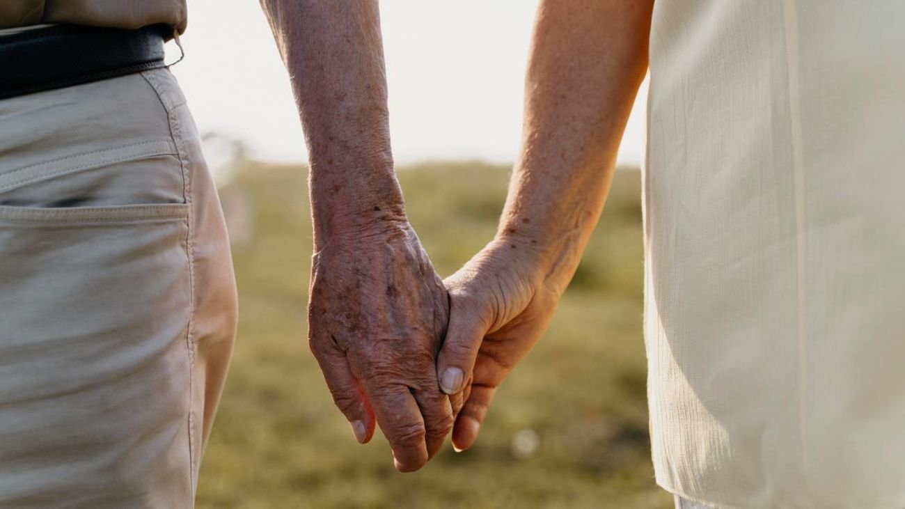 Una pareja cogida de la mano