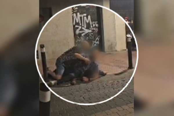 Momento en el que Abderrahim Akkouh es reducido por el agente municipal fuera de servicio