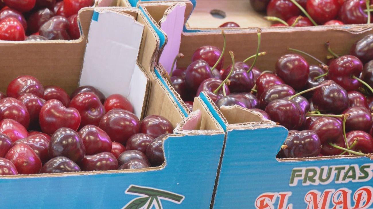 Descubre las diferencias entre cerezas y picotas en el mercado de Torrejón de Ardoz.